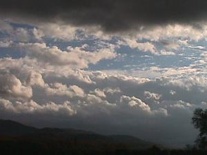 Wolken in allen Schattierungen von weiß bis schwarz | 27.10.2002