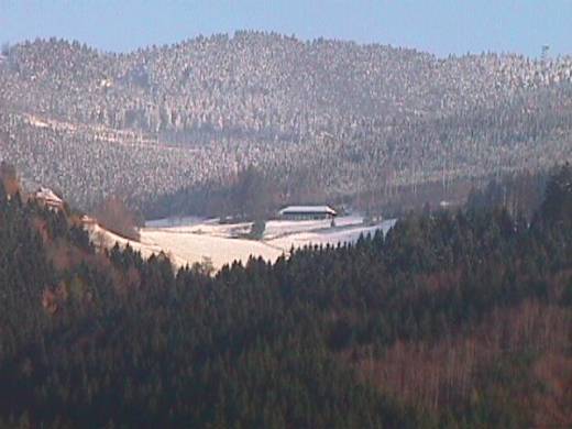 Erster Schnee auf dem Schauinsland und Blick auf das Panorama der Schwarzwaldberge
