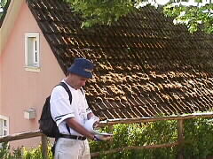 Wanderer im Kirchhof von Heuweiler | 31.05.2001