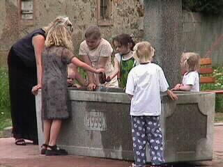 Foto des Tages vom 06.05.2000: Kinder am Brunnen, Ortsmitte Vogtsburg am Kaiserstuhl
