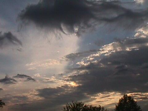 Foto des Tages vom 09.10.2001: Wolken und Licht: Abendhimmel über der Elz