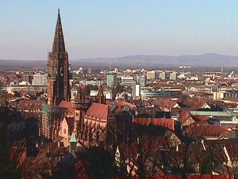 Foto des Tages vom 16.12.2001: Das Freiburger Münster vom Schlossberg aus gesehen