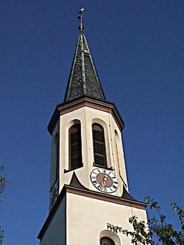 Foto des Tages vom 18.09.2001: Blauer Himmel über dem Vörstetter Kirchturm
