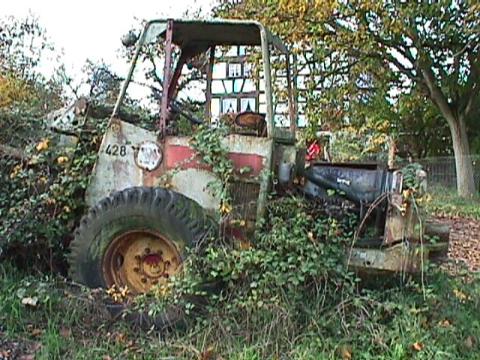 Foto des Tages vom 18.10.1998: Zugewachsene Landmaschine im Wildtal