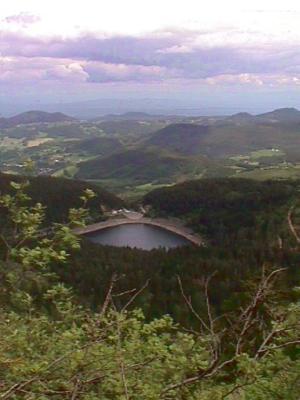 Der beeindruckende Blick auf den Lac Noir und die Bergketten der Vogesen